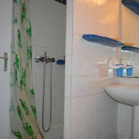 2 Pieces Avec Mezzanine, Piscine Et Parking A Cyprien - Fr-1-225d-65