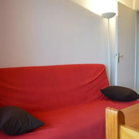 2 Pieces Avec Mezzanine, Piscine Et Parking A Cyprien - Fr-1-225d-65